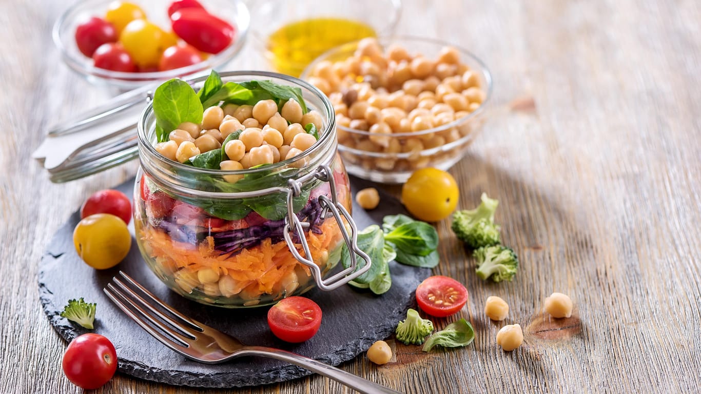 Salat im Glas: Viele Glasbehälter können Sie im Haushalt wiederverwenden und mit Lebensmitteln wie Müsli oder Salat befüllen.