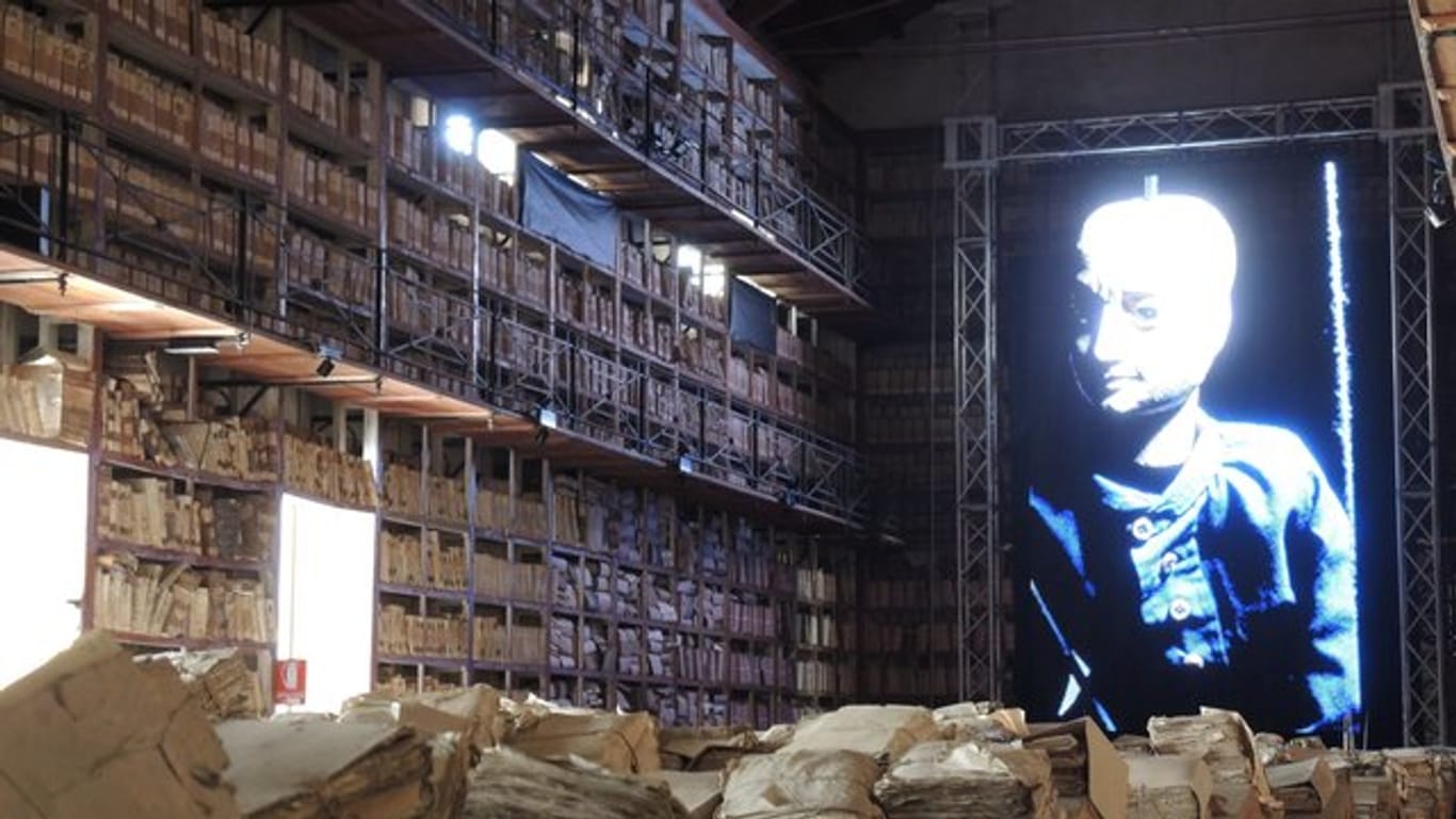 Eine Video-Installation des Künstler-Kollektivs Masbedo im Staats-Archiv von Palermo.