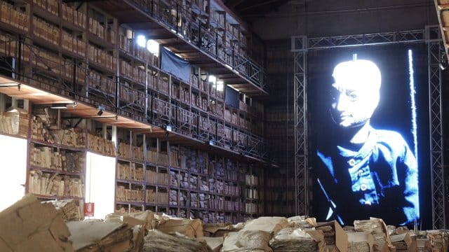 Eine Video-Installation des Künstler-Kollektivs Masbedo im Staats-Archiv von Palermo. Eine Video-Installation des Künstler-Kollektivs Masbedo im Staats-Archiv von Palermo.