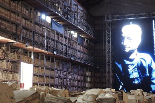 Eine Video-Installation des Künstler-Kollektivs Masbedo im Staats-Archiv von Palermo.