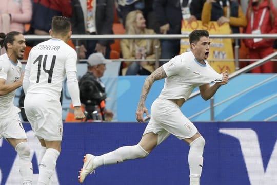 Uruguays José Maria Giménez (r) jubelt nach seinem Tor zum 1:0 gegen Ägypten.