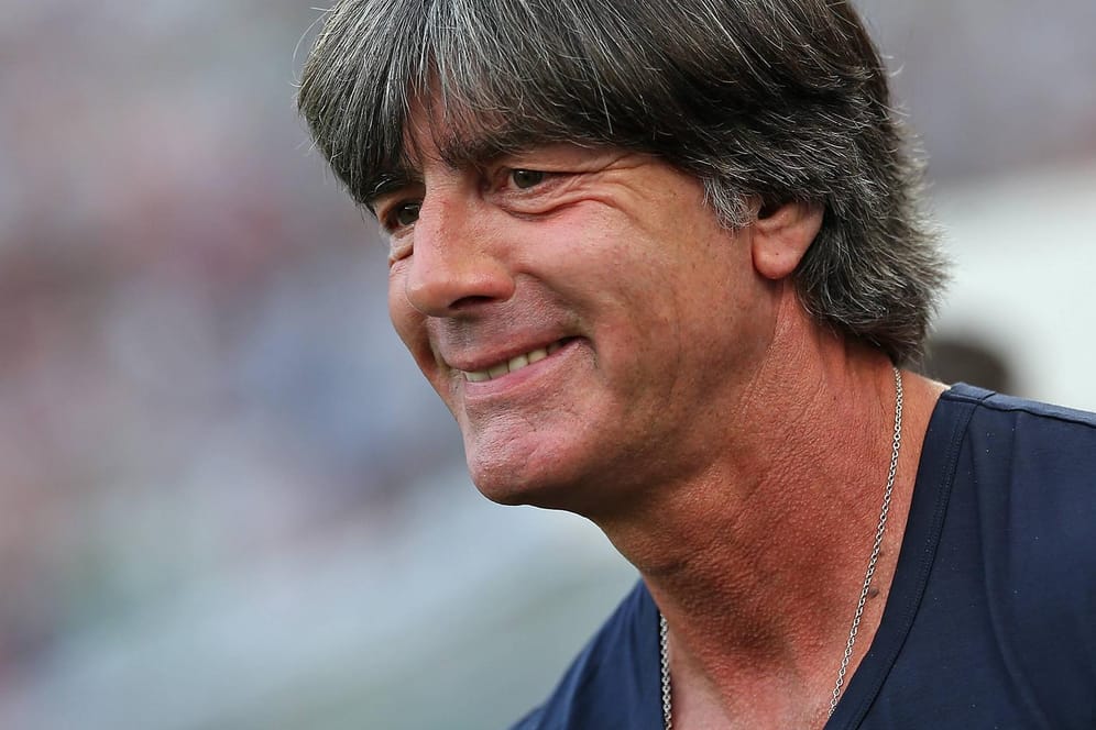 Joachim Löw ist mittlerweile seit 12 Jahren Bundestrainer. Im Interview erklärt er: Er dachte, er müsse den DFB 2006 verlassen, als auch Jürgen Klinsmann ging.