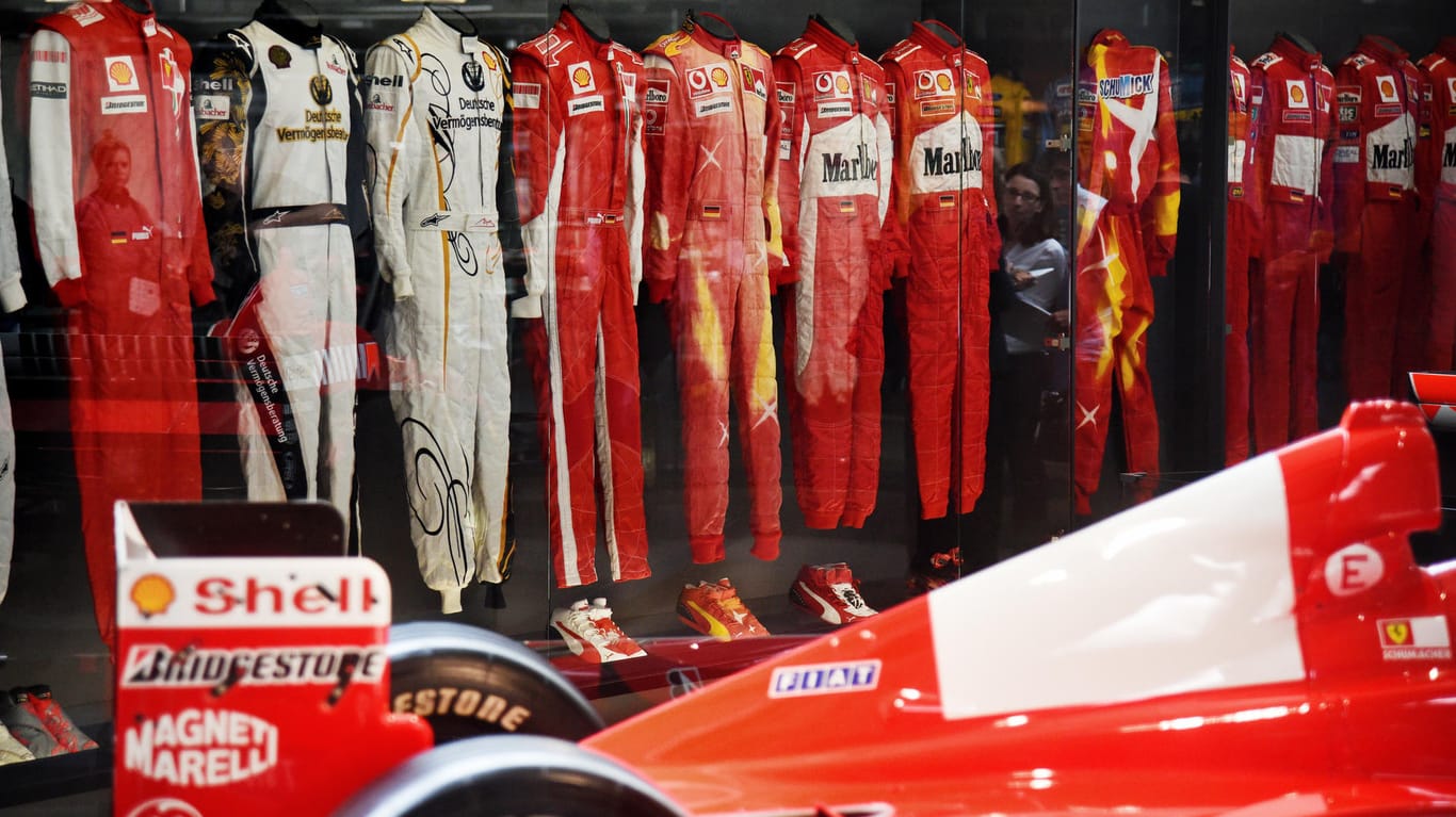 Ein Auto und Overalls des ehemaligen Rennfahrers Michael Schumacher sind in der Ausstellung "Michael Schumacher Private Collection" in des Auto-Showrooms "Motorworld" zu sehen.