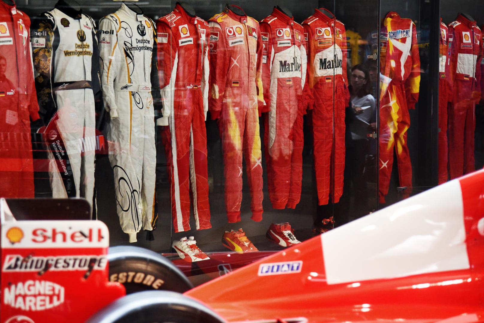 Ein Auto und Overalls des ehemaligen Rennfahrers Michael Schumacher sind in der Ausstellung "Michael Schumacher Private Collection" in des Auto-Showrooms "Motorworld" zu sehen.