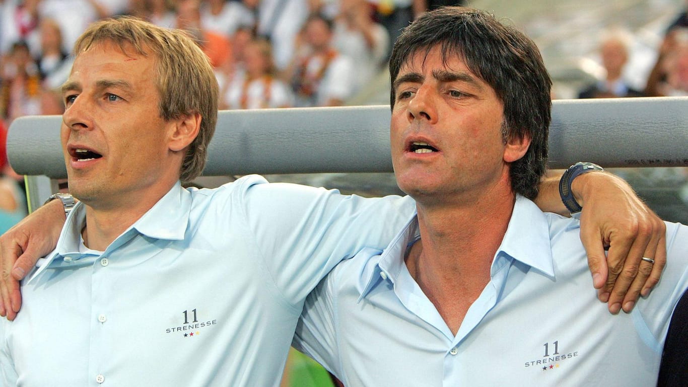 Jürgen Klinsmann und sein Co-Trainer Joachim Löw beim Sommermärchen 2006, hier im Spiel um Platz drei gegen Portugal (3:1).