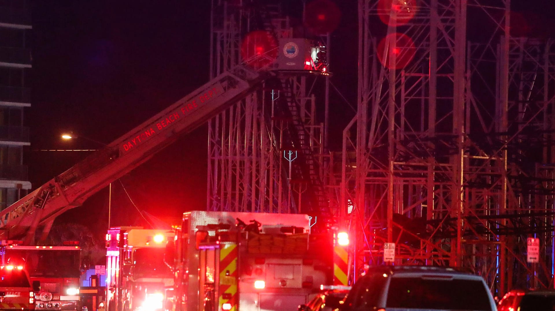 Einsatz der Feuerwehr: Zehn Menschen mussten geborgen werden. Einsatz der Feuerwehr: Zehn Menschen mussten geborgen werden.