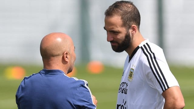 Argentiniens Trainer Jorge Sampaoli (l) spricht mit Gonzalo Higuain.