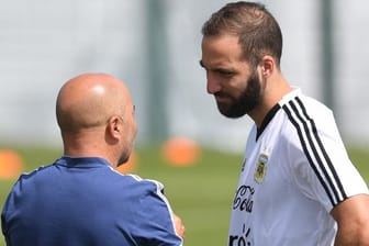 Argentiniens Trainer Jorge Sampaoli (l) spricht mit Gonzalo Higuain.