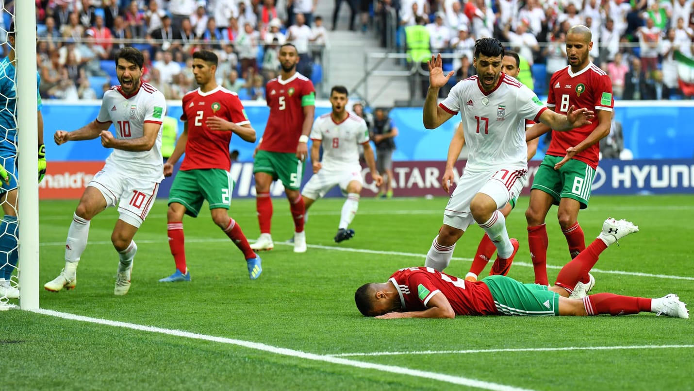 Untröstlich: Aziz Bouhaddouz (am Boden) sank nach seinem späten Eigentor zusammen. Untröstlich: Aziz Bouhaddouz (am Boden) sank nach seinem späten Eigentor zusammen.