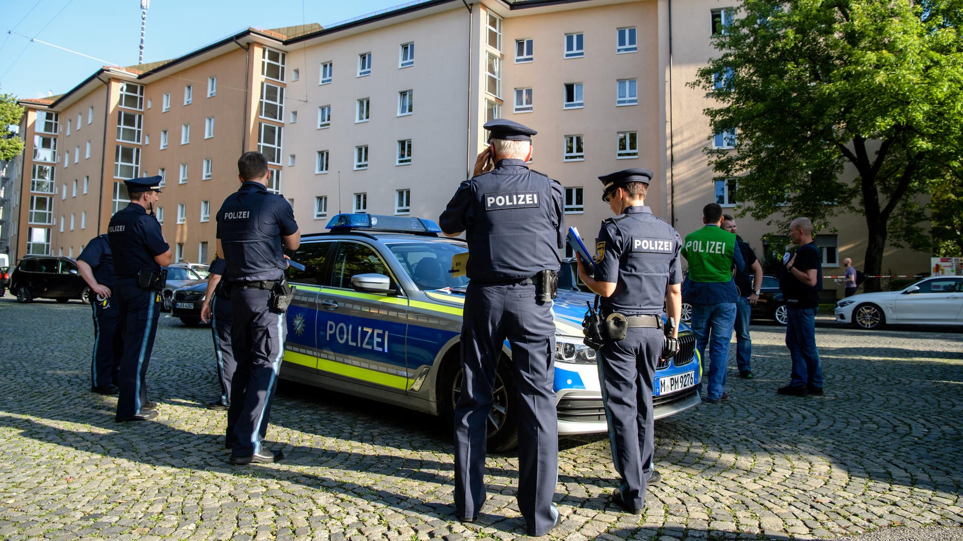 Die Polizei vor dem Tatort: Die Frau, die durch einen Messerangriff starb, soll 25 Jahre alt gewesen sein. Die Polizei vor dem Tatort: Die Frau, die durch einen Messerangriff starb, soll 25 Jahre alt gewesen sein.