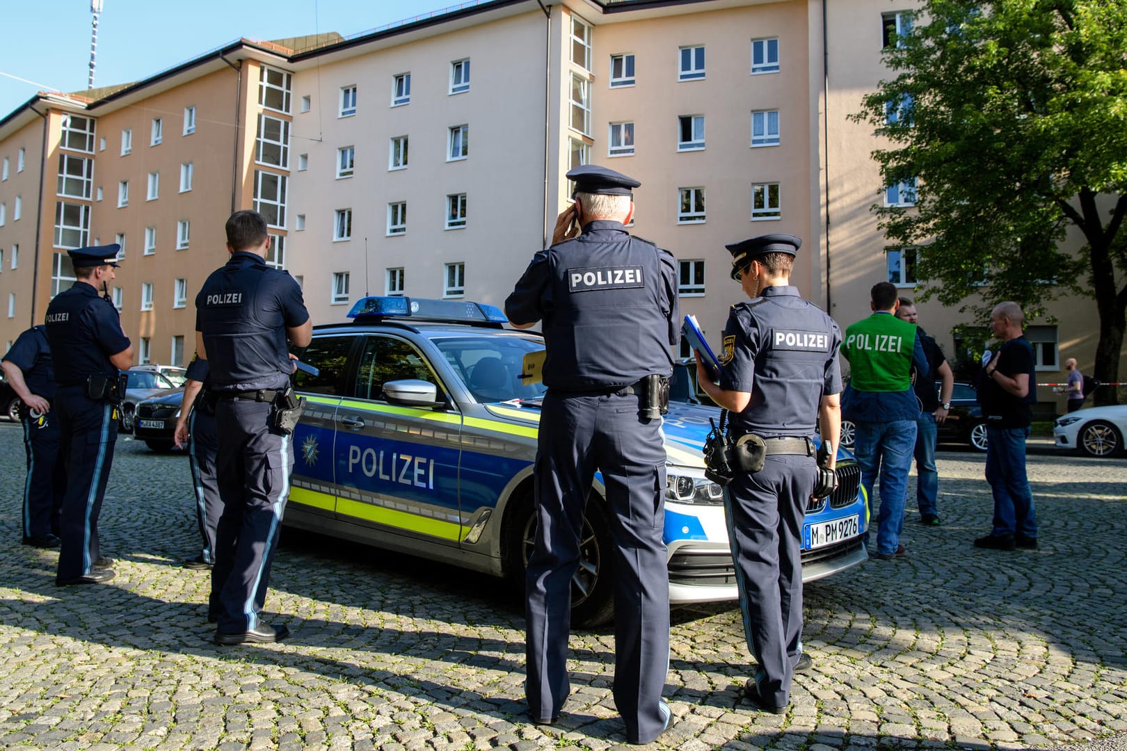 Die Polizei vor dem Tatort: Die Frau, die durch einen Messerangriff starb, soll 25 Jahre alt gewesen sein.