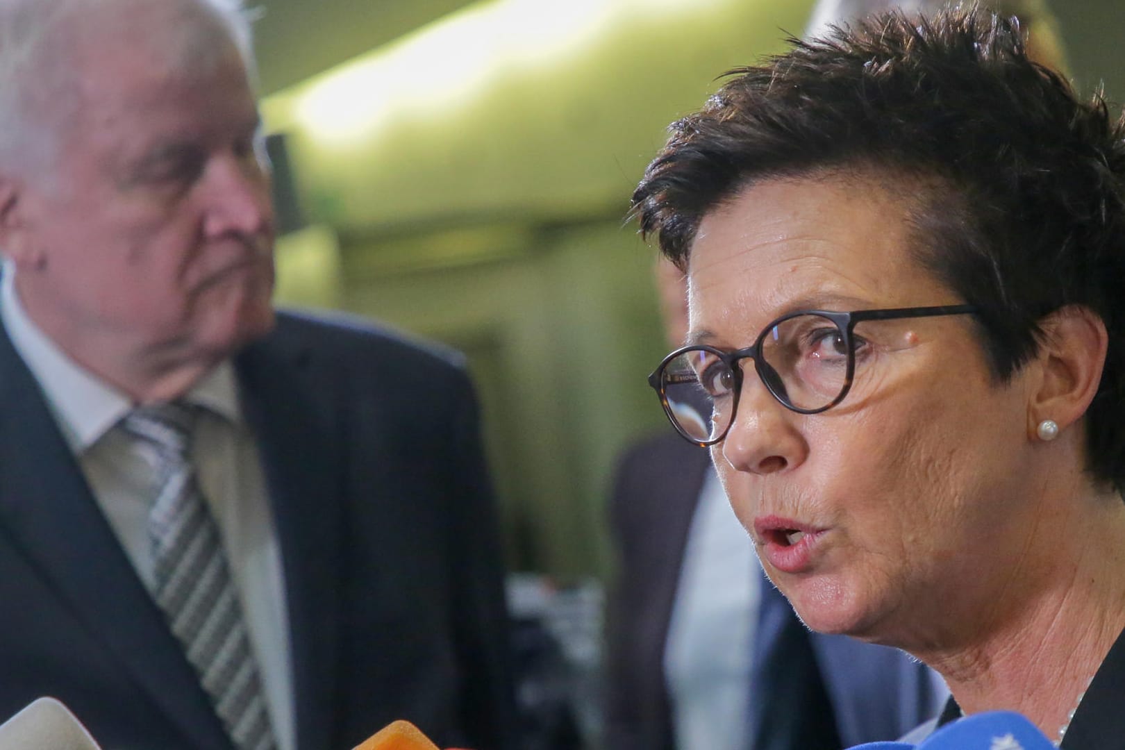 Innenminister Seehofer und Behördenleiterin Cordt: Der Minister setzt die Behördenleiterin nach der Bamf-Affäre vor die Tür – ob es tatsächlich einen Skandal gab, ist aber weitgehend unklar.