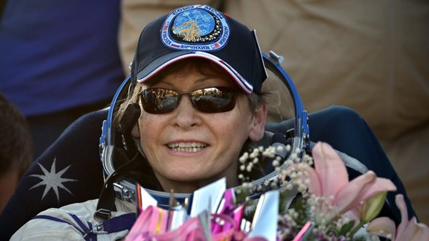 Peggy Whitson kurz nach der Landung in der kasachischen Steppe im September 2017.