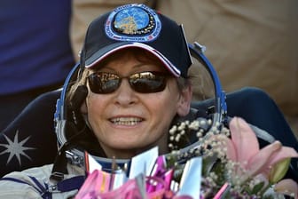 Peggy Whitson kurz nach der Landung in der kasachischen Steppe im September 2017.