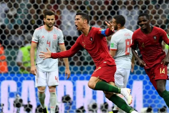 Nach seinem dritten Tor dreht Cristiano Ronaldo jubelnd ab.
