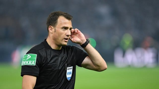 Hat bereits seinen zweiten WM-Einsatz als Video-Schiedsrichter: Felix Zwayer. Hat bereits seinen zweiten WM-Einsatz als Video-Schiedsrichter: Felix Zwayer.