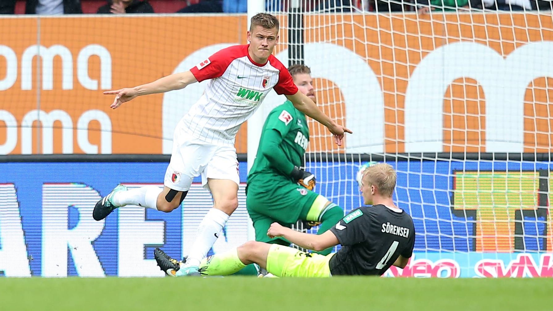 Finnbogason (li.) beim Jubel für Augsburg. In der vergangenen Saison erzielte der Angreifer in 22 Spielen zwölf Tore.