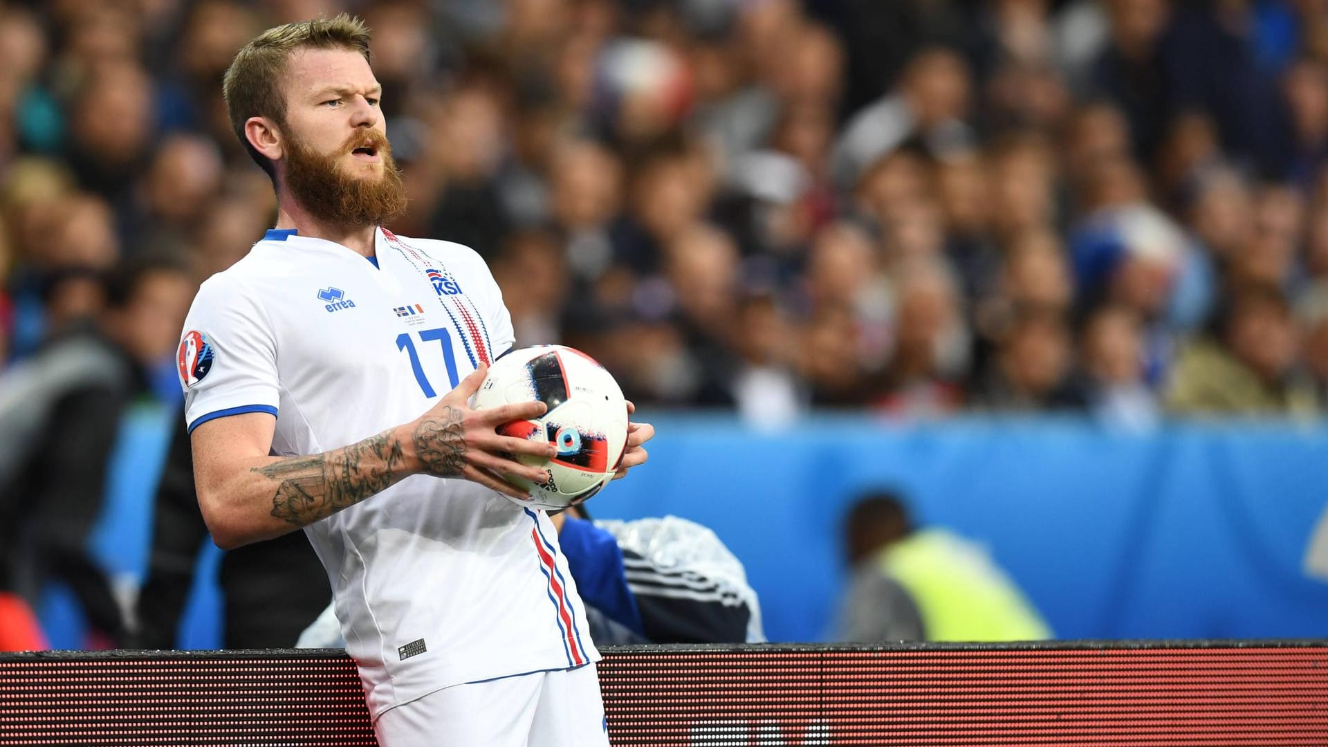 Aron Gunnarsson bei einer seiner Lieblingsbeschäftigungen – dem Einwurf. Aron Gunnarsson bei einer seiner Lieblingsbeschäftigungen: dem Einwurf. Lange Einwürfe in Strafraumnähe sind eine Spezialität der Isländer. Einwürfe in Strafraumnähe sind eine Spezialität der Isländer.