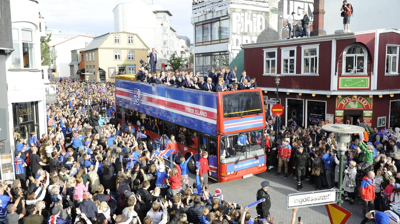 Triumphale Rückkehr: Nach der starken EM 2016 wurde Islands Nationalteam bei der Ankunft in Reykjavik gefeiert.