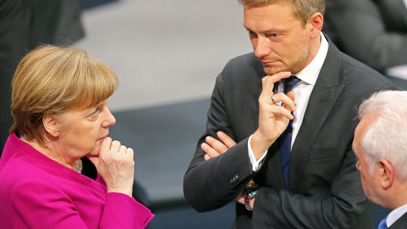 Kanzlerin Angela Merkel und die FDP-Führung im Bundestag: Sollte die Koalition an der Asylfrage zerbrechen, ist die FDP offen für ein "Jamaika-Bündnis".