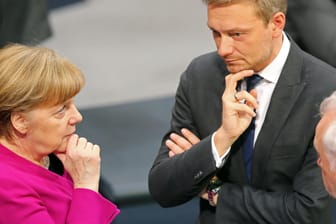 Kanzlerin Angela Merkel und die FDP-Führung im Bundestag: Sollte die Koalition an der Asylfrage zerbrechen, ist die FDP offen für ein "Jamaika-Bündnis".