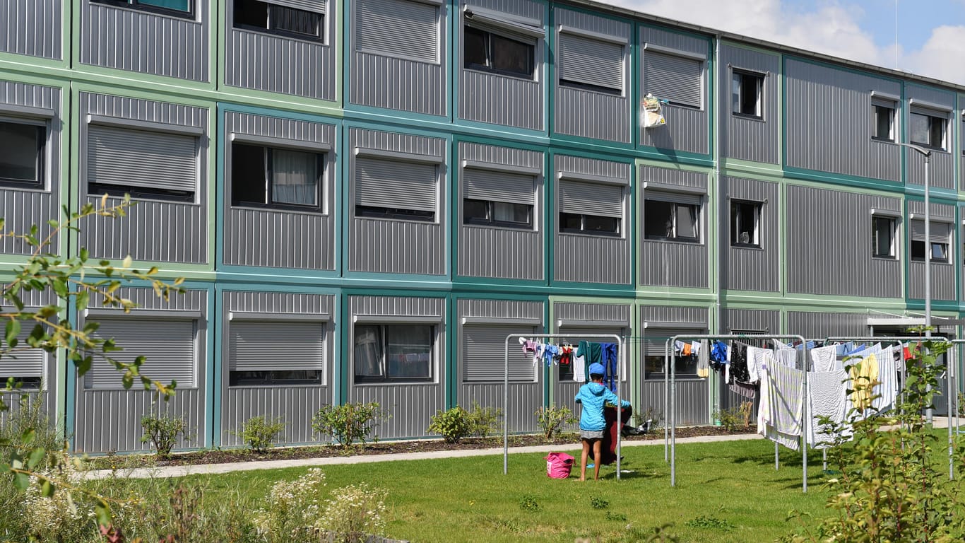 Ein Flüchtlingsheim bei München: Eine Psychologin warnt davor, Asylsuchende in Ankerzentren unterzubringen. Es sei nicht der richtige Ort für traumatisierte Menschen.