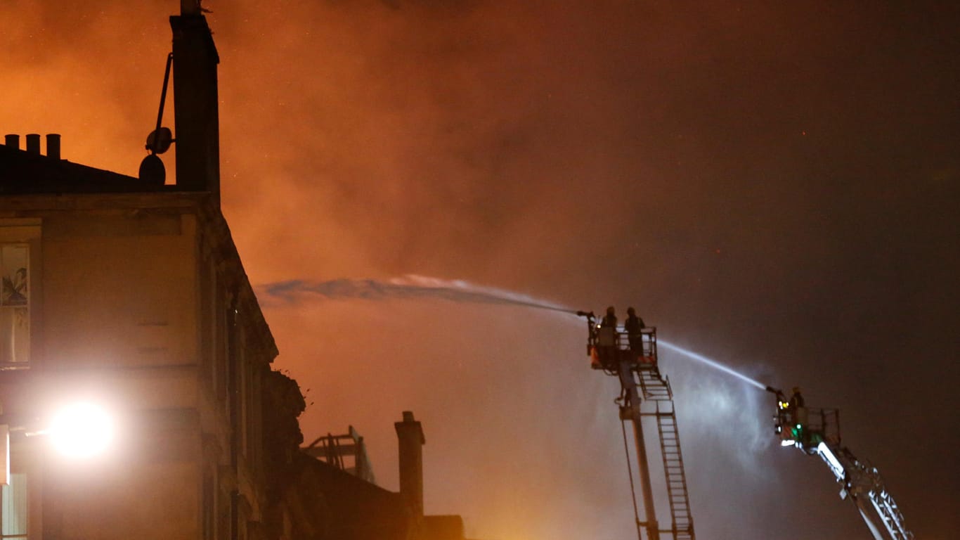 120 Feuerwehrleute versuchten die Flammen aufzuhalten: Bis in die Morgenstunden war das Feuer an der Glasgower Hochschule nicht unter Kontrolle.