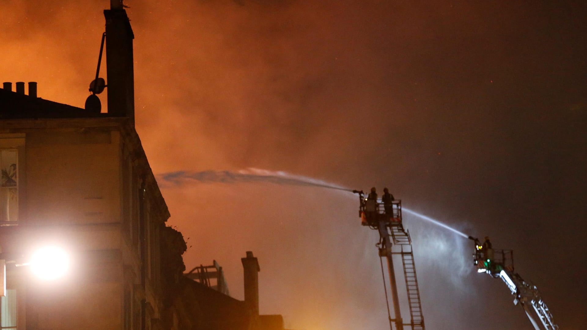 120 Feuerwehrleute versuchten die Flammen aufzuhalten: Bis in die Morgenstunden war das Feuer an der Glasgower Hochschule nicht unter Kontrolle. 120 Feuerwehrleute versuchten die Flammen aufzuhalten: Bis in die Morgenstunden war das Feuer an der Glasgower Hochschule nicht unter Kontrolle.