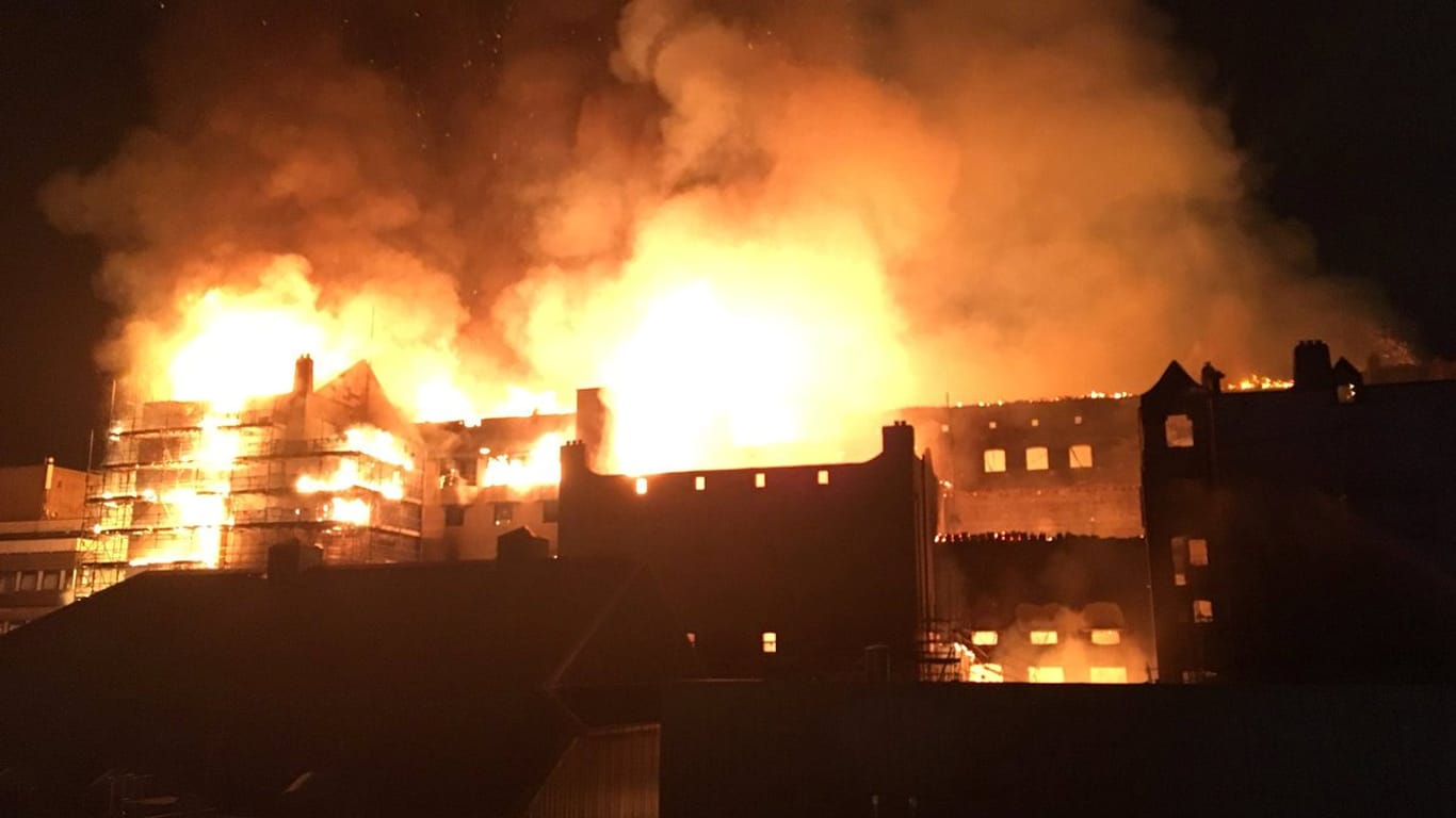 Die Hochschule brennt lichterloh: Für 40 Millionen Euro war das Gebäude nach einem Brand vor vier Jahren restauriert worden.