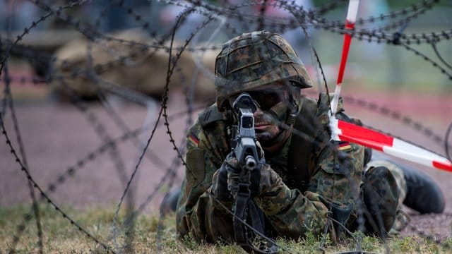 Bundeswehrsoldat in Dresden: Der Wehretat ist schon jetzt der zweitgrößte Posten im Bundeshaushalt. Bundeswehrsoldat in Dresden: Der Wehretat ist schon jetzt der zweitgrößte Posten im Bundeshaushalt.