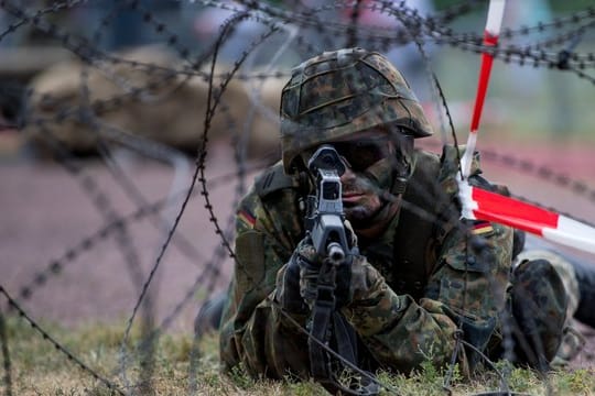 Bundeswehrsoldat in Dresden: Der Wehretat ist schon jetzt der zweitgrößte Posten im Bundeshaushalt.