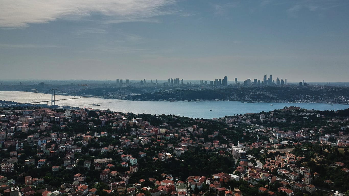 Die Skyline von Istanbul mit dem Bosporus: Bei einer Wiederwahl will der türkische Präsident Ergogan einen Kanal bauen, um den Fluss zu entlasten.