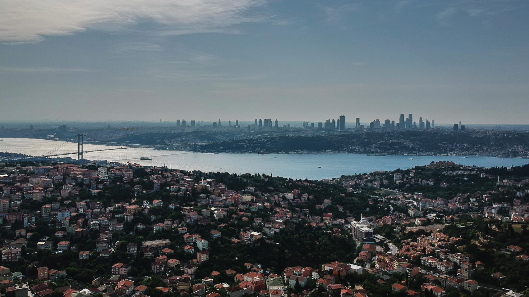 Die Skyline von Istanbul mit dem Bosporus: Bei einer Wiederwahl will der türkische Präsident Ergogan einen Kanal bauen, um den Fluss zu entlasten. Die Skyline von Istanbul mit dem Bosporus: Bei einer Wiederwahl will der türkische Präsident Ergogan einen Kanal bauen, um den Fluss zu entlasten.