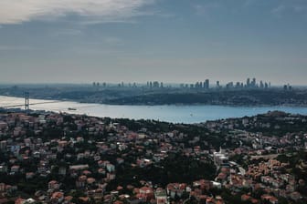 Die Skyline von Istanbul mit dem Bosporus: Bei einer Wiederwahl will der türkische Präsident Ergogan einen Kanal bauen, um den Fluss zu entlasten.