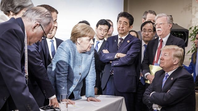 Kanzlerin Merkel und US-Präsident Trump im Kreise der G7-Politiker beim Gipfel in Kanada. Kanzlerin Merkel und US-Präsident Trump im Kreise der G7-Politiker beim Gipfel in Kanada.