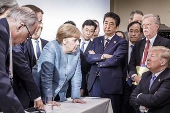 Kanzlerin Merkel und US-Präsident Trump im Kreise der G7-Politiker beim Gipfel in Kanada.