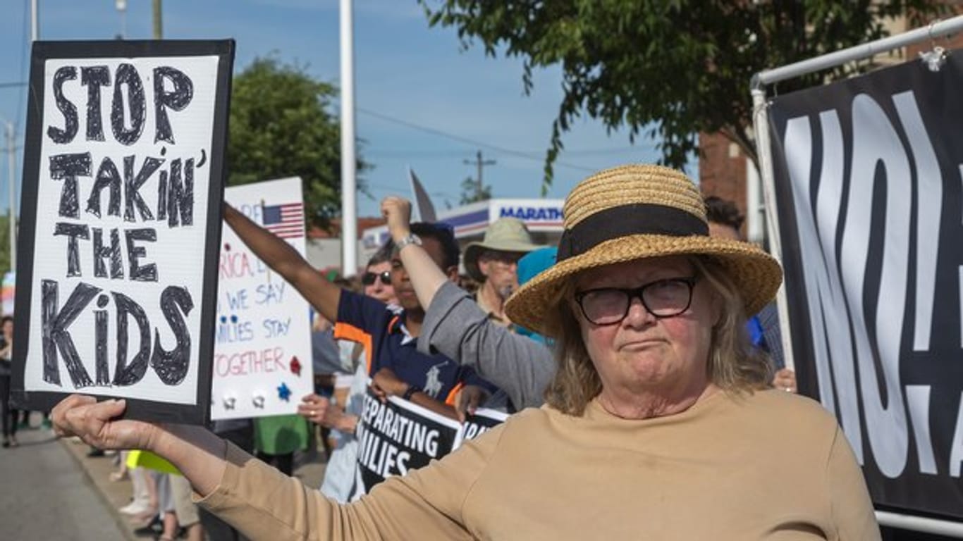 In Detroit protestieren Demonstranten gegen Trumps Einwanderungspolitik.