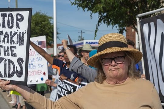 In Detroit protestieren Demonstranten gegen Trumps Einwanderungspolitik.