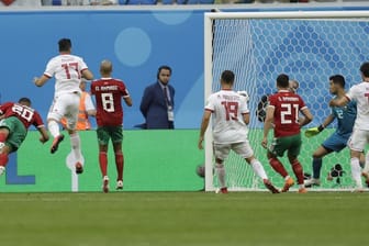 Marokkos Aziz Bouhaddouz (l/20) erzielt das Eigentor zum 0:1 im Spiel gegen Iran.