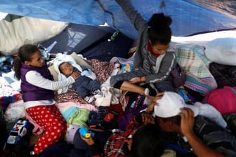 Kinder vor einem Grenzcheckpoint nahe Tijuana: Innerhalb eines Monats wurden 2.000 Kinder von ihren Familien getrennt.