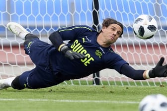 Torhüter Yann Sommer in Aktion beim Training mit der Nationalmannschaft der Schweiz.