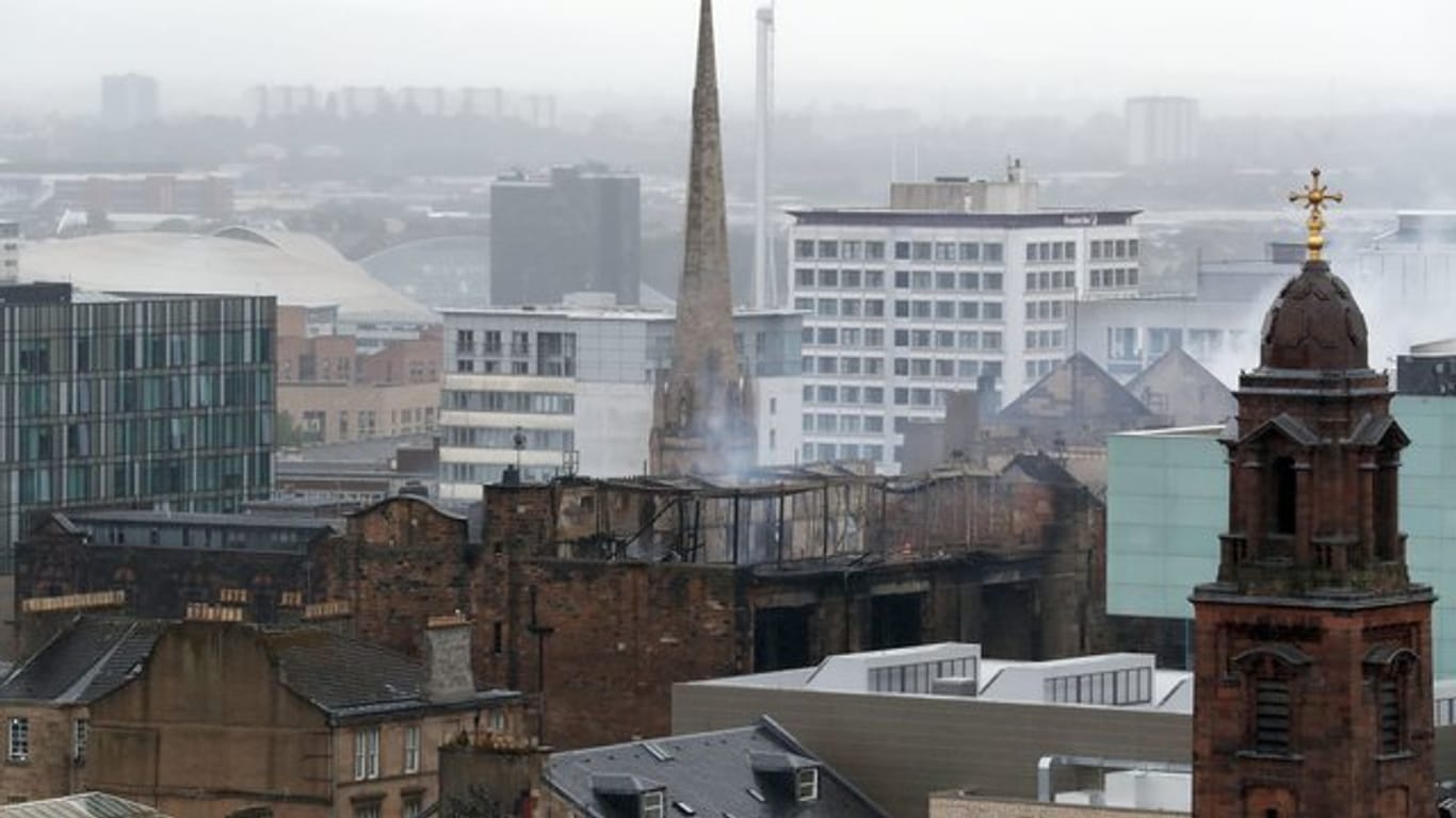 Feuerwehrleute löschen am Mackintosh Building der Glasgow School of Art ein Feuer.