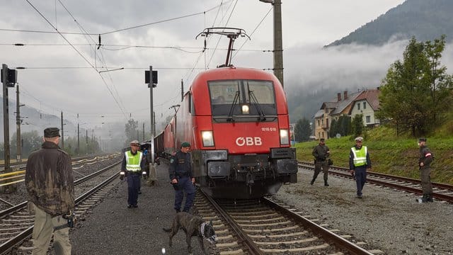 Österreichische Polizisten untersuchen am Bahnhof Thörl-Maglern nahe der italienischen Grenze Güterzüge auf versteckte Flüchtlinge. Österreichische Polizisten untersuchen am Bahnhof Thörl-Maglern nahe der italienischen Grenze Güterzüge auf versteckte Flüchtlinge.