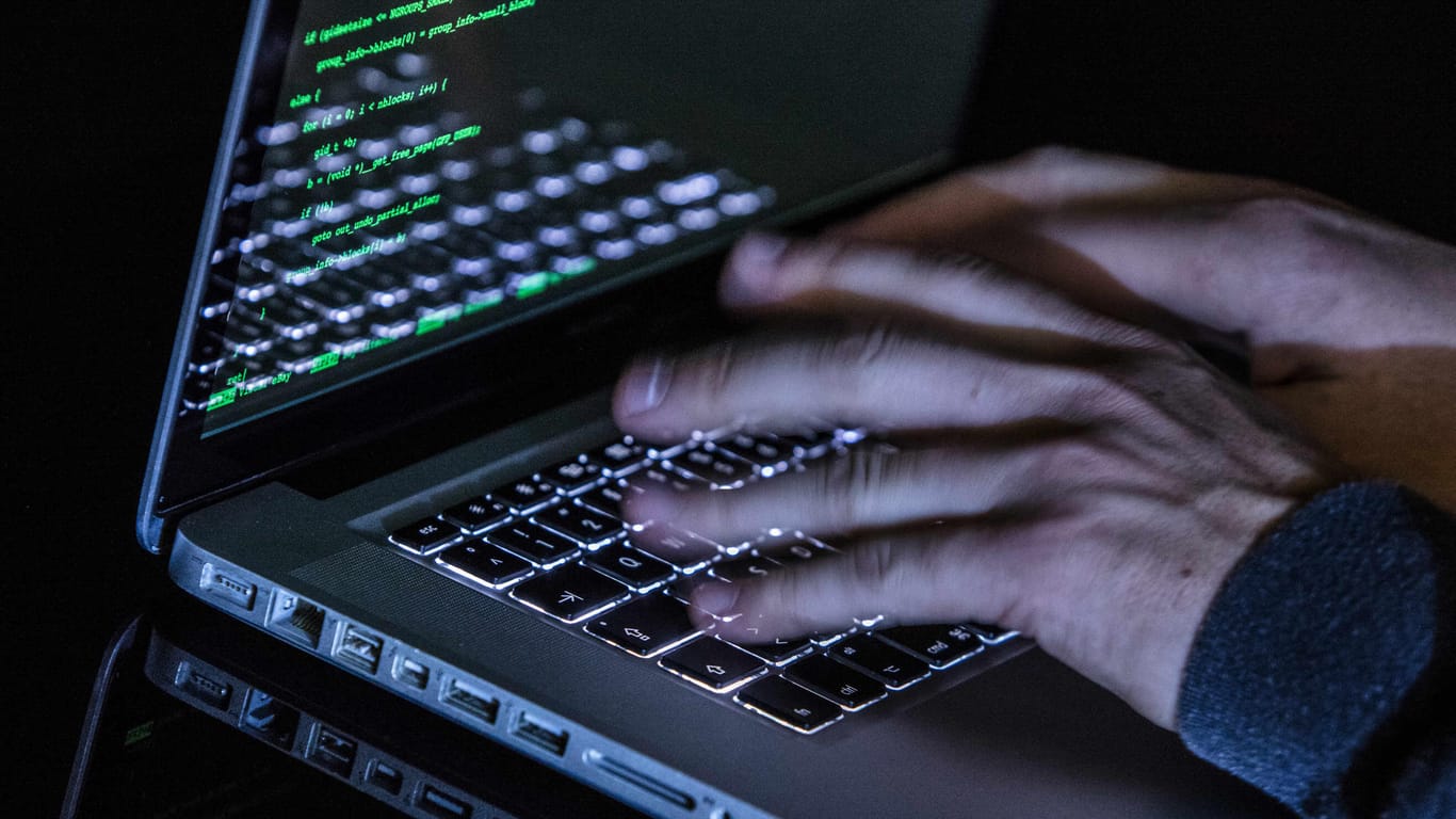 Ein Mann an einem Laptop: In Frankreich wurde eine große Darknet-Plattform vom Zoll zerschlagen: 3.000 Personen sollen dort mit illegalen Dingen gehandelt haben.