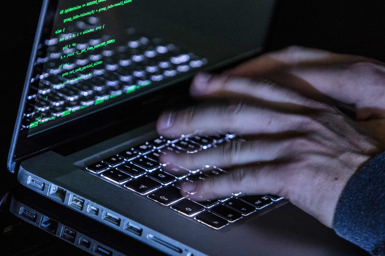 Ein Mann an einem Laptop: In Frankreich wurde eine große Darknet-Plattform vom Zoll zerschlagen: 3.000 Personen sollen dort mit illegalen Dingen gehandelt haben.