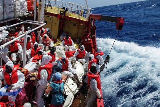 Das Rettungsschiff "Seefuchs" der Regensburger Organisation Sea-Eye im Mittelmeer.
