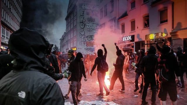 Im Zusammenhang mit den Ausschreitungen während des G20-Gipfels Anfang Juli 2017 haben die Hamburger Gerichte bis Anfang Juni 84 Beschuldigte verurteilt oder Strafbefehle gegen sie erlassen. Im Zusammenhang mit den Ausschreitungen während des G20-Gipfels Anfang Juli 2017 haben die Hamburger Gerichte bis Anfang Juni 84 Beschuldigte verurteilt oder Strafbefehle gegen sie erlassen.