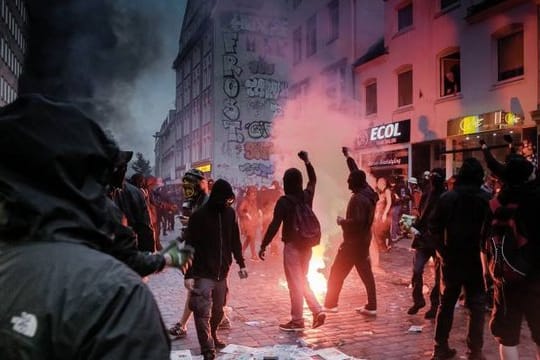 Im Zusammenhang mit den Ausschreitungen während des G20-Gipfels Anfang Juli 2017 haben die Hamburger Gerichte bis Anfang Juni 84 Beschuldigte verurteilt oder Strafbefehle gegen sie erlassen.