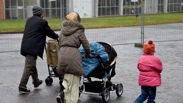 Flüchtlinge auf dem Gelände der Erstaufnahmeeinrichtung im schleswig-holsteinischen Boostedt. Flüchtlinge auf dem Gelände der Erstaufnahmeeinrichtung im schleswig-holsteinischen Boostedt.