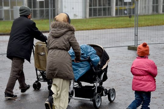 Flüchtlinge auf dem Gelände der Erstaufnahmeeinrichtung im schleswig-holsteinischen Boostedt.